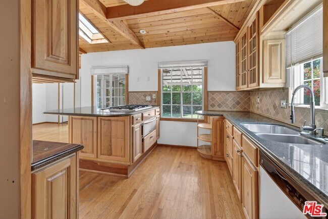 Building Photo - 626 Jamestown Rd