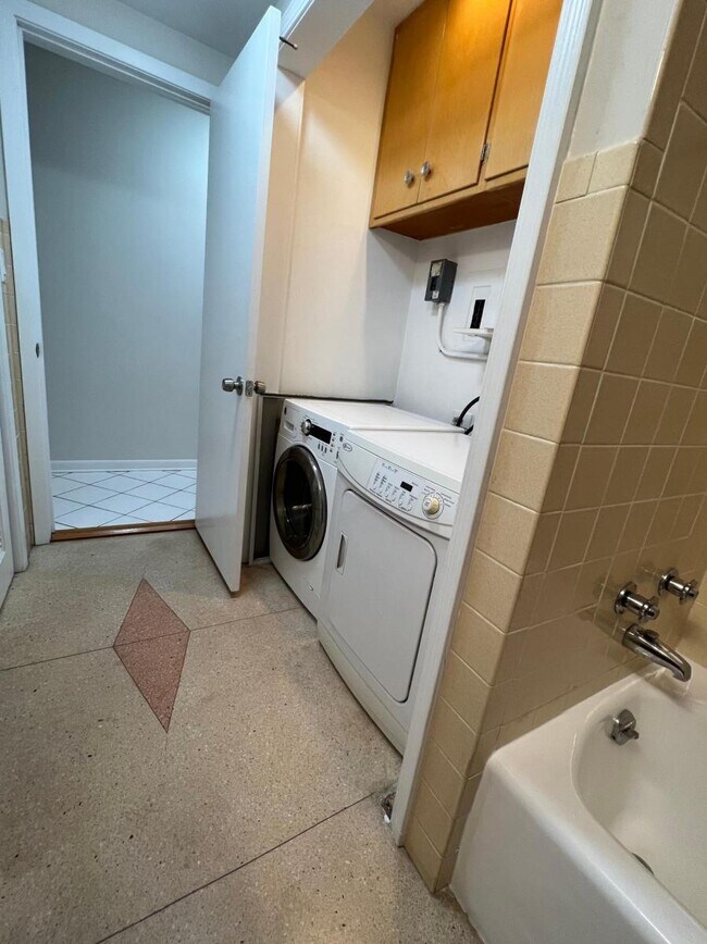 Building Photo - 9533 Schiller Blvd