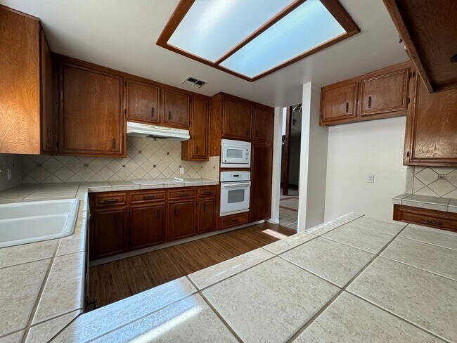 Building Photo - Condo in Southwest Bakersfield