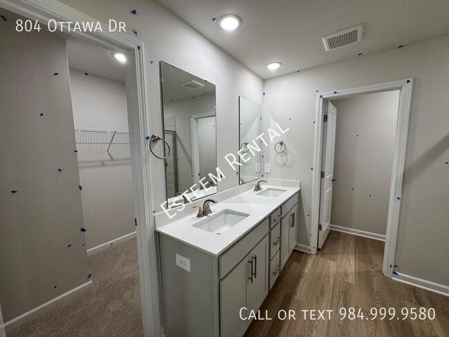 Building Photo - 804 Ottawa Dr
