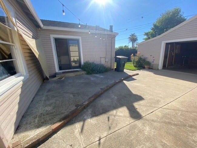 Building Photo - Maple Park LARGE 2 BR/ 2BA with 2 Car Garage & Large Fenced Yard