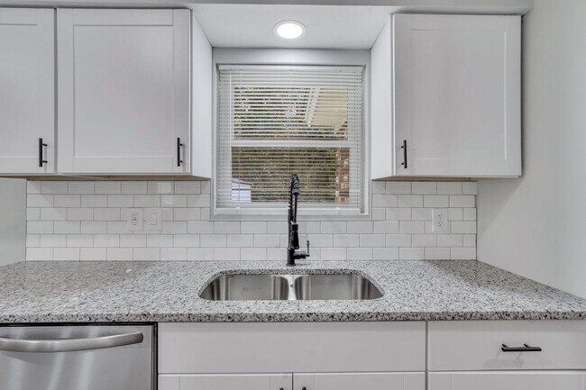 Building Photo - High End Finishes in a Quiet Residential Neighborhood