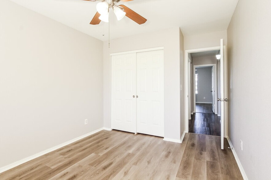 Building Photo - 8727 W Sierra Vista Dr