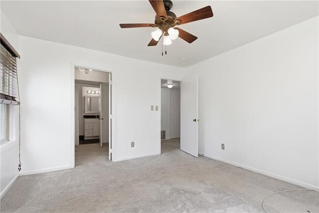 Building Photo - 940 Adam Dr