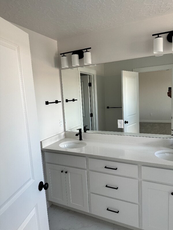 Building Photo - 894 N Hillcrest Rd