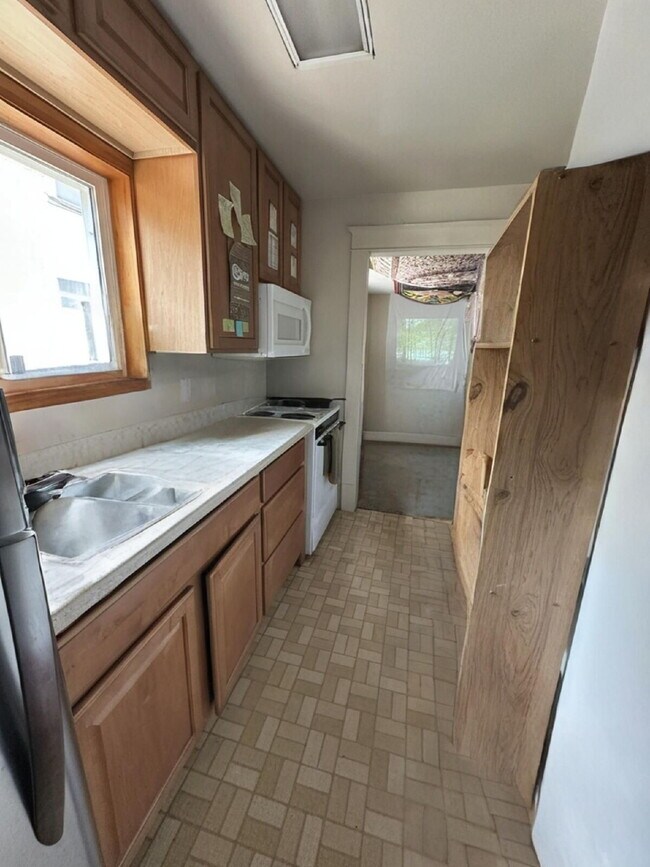 Building Photo - 3 Bed 1 Bath near UWEC! Available June 1st!