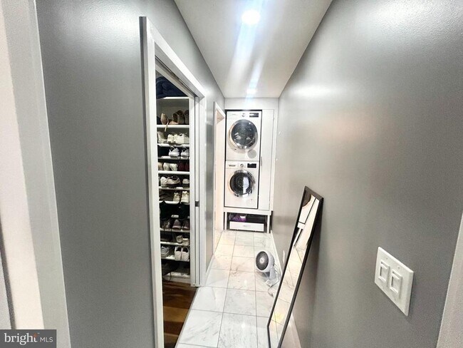 Building Photo - 200 Locust St