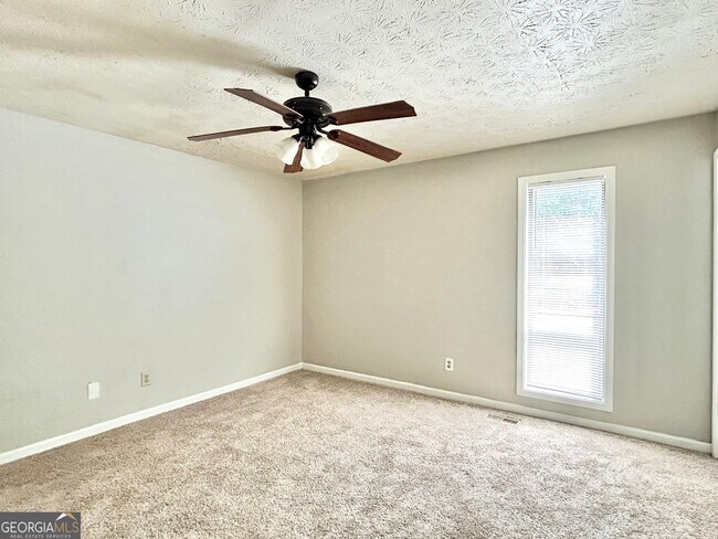 Building Photo - 5995 Sutton Pl