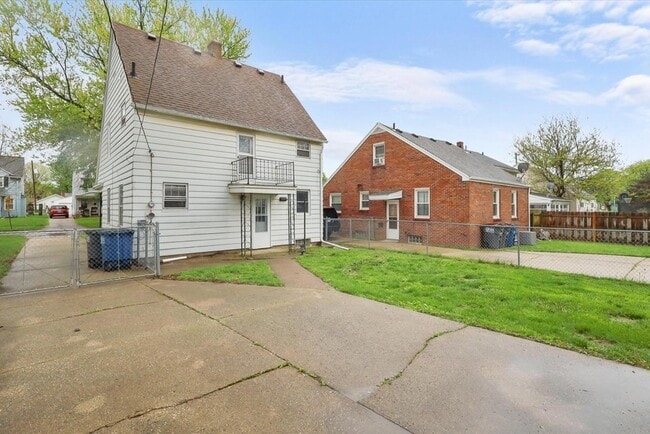 Building Photo - 446 W Capistrano Ave