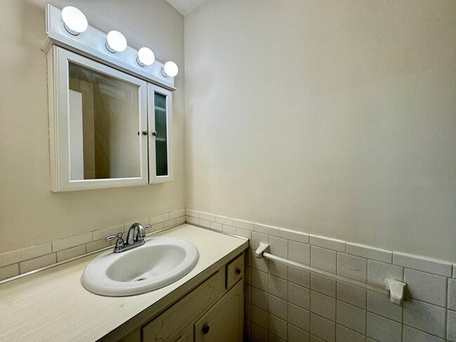 Building Photo - 25 Greentree Ln