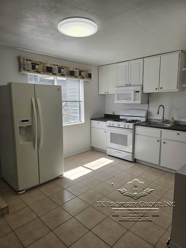 Building Photo - 17081 Penn Valley Dr