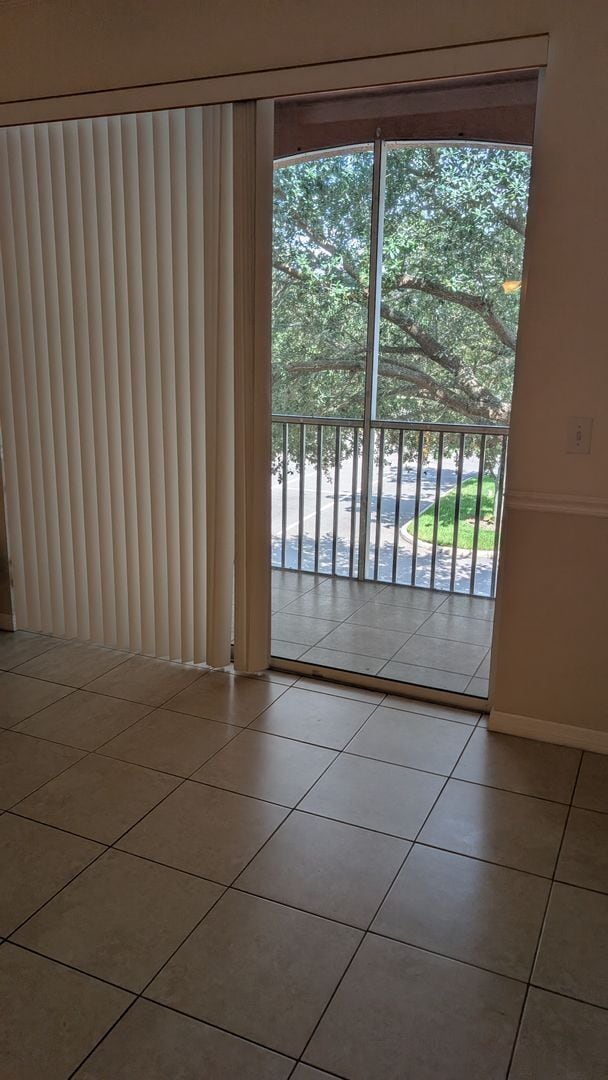 Building Photo - 3 Bedrooms 2 baths Immaculate condominium ...