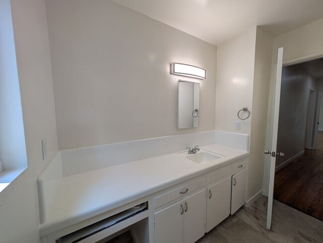 Building Photo - Single Story 3 Bedroom Home in Vista!