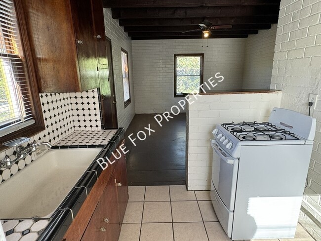 Building Photo - 1211 N Jones Blvd
