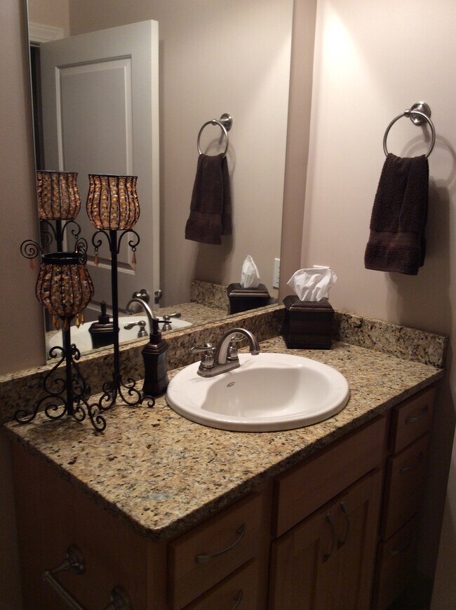 Building Photo - 806 Cherry St