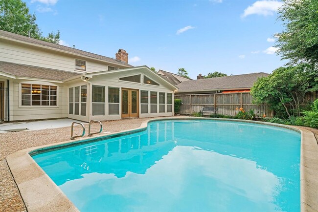 Building Photo - 527 Briar Knoll Dr