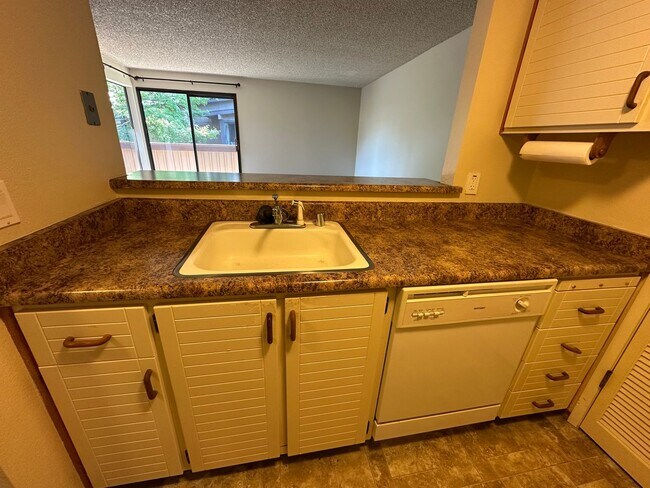 Building Photo - Cute and Cozy 1 Bedroom Condo in Gated Tim...