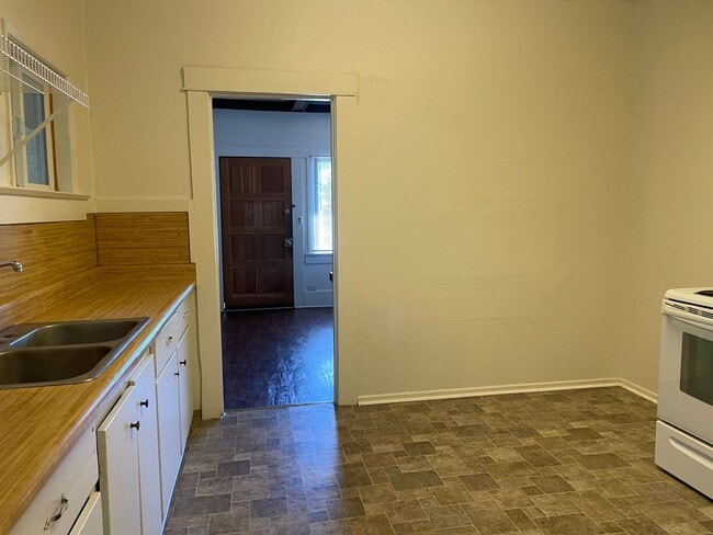 Building Photo - Nice 1 Bedroom 1 Bath Duplex