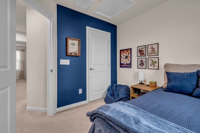 Building Photo - 3 BED 2.5 BATH TOWNHOME WALKING DISTANCE TO LEBANON SQUARE!