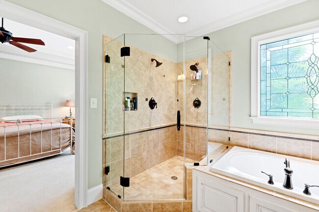 Building Photo - Elegant 5 bedroom home in Bedford!