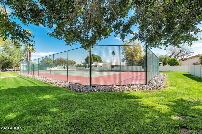 Building Photo - Welcome to your new home in Lake Biltmore Estates! ONLY 2199.00/$500 Of 2nd Month