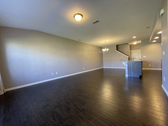 Building Photo - Spacious Two-Story Townhouse