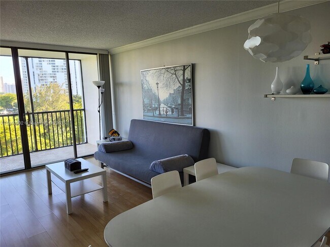 Building Photo - 3475 N Country Club Dr