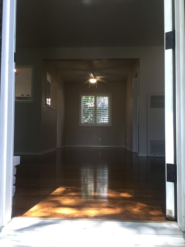 Building Photo - 1620 W Alameda Ave