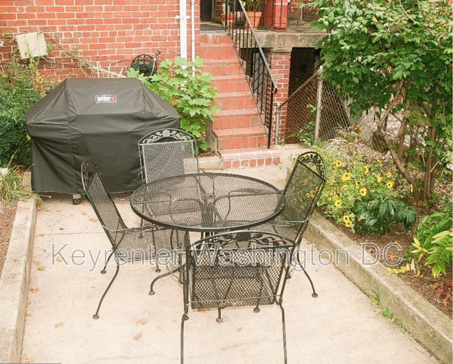 Building Photo - 242 Emerson St NW