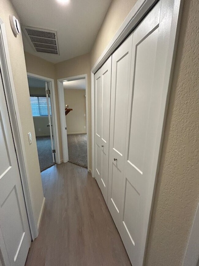 Building Photo - Beautiful Newly Remodeled 2 Bedroom 1.5 Bathroom in SE Visalia!