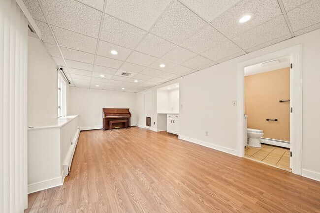 Building Photo - 11 Suban Pl