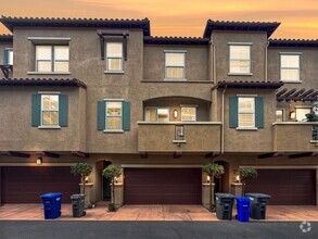 Building Photo - Beautiful 2B/2.5BA Townhouse in San Marcos!