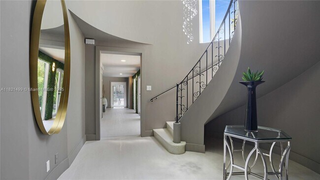 Building Photo - 5650 Pine Tree Dr