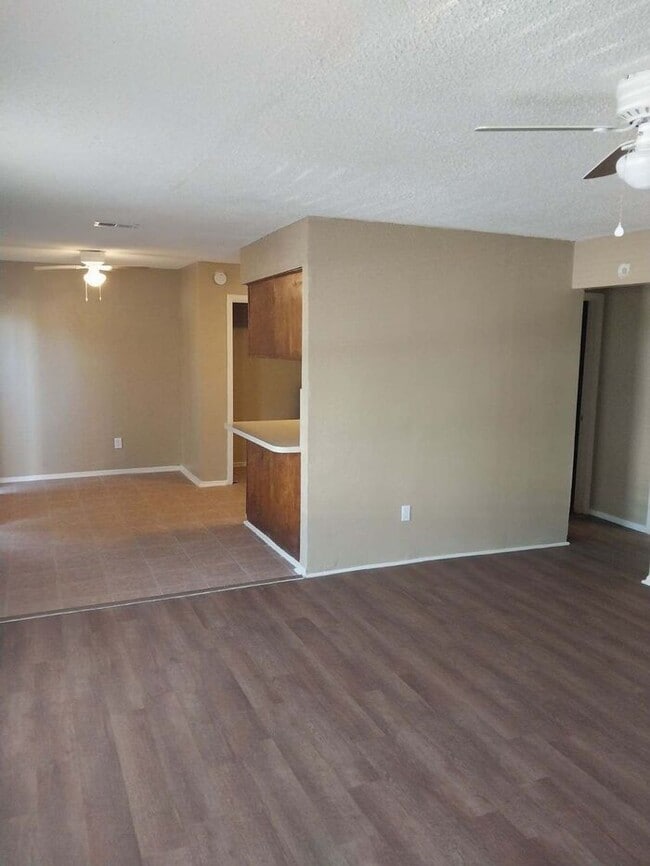 Building Photo - Welcome Home to Jefferson Square Apartments!