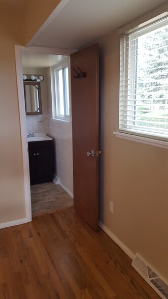 Mail level master with en suite bathroom - 1909 Collier Ave