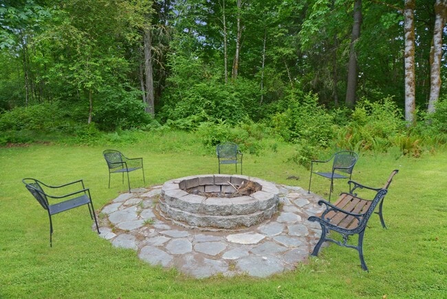 Building Photo - Spacious Custom home on 7.7 Acres ****COMI...