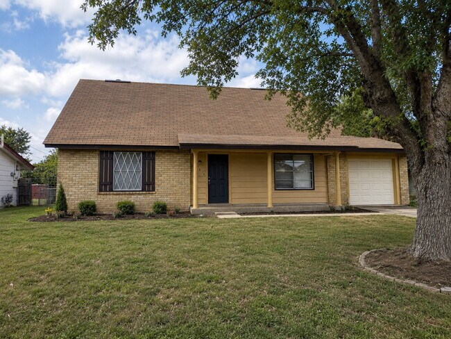 Building Photo - 3-Bed, 2-Bath Apple Valley Drive