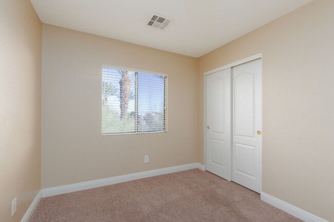 Building Photo - LARGE 3 BED, 2.5 BATH TOWNHOME IN GATED ALIANTE POOL COMMUNITY