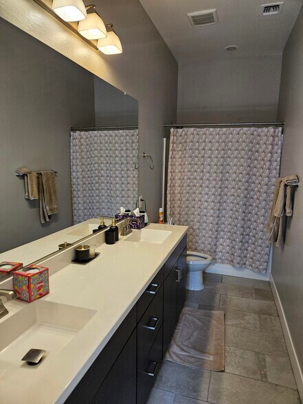 Double sink private bath - 1332 E La Mirada Dr