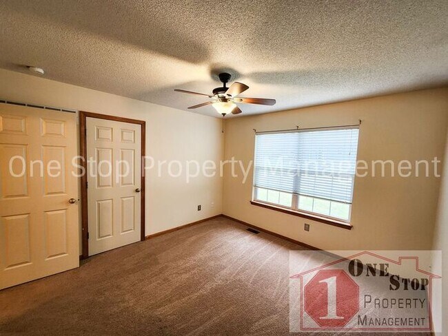 Building Photo - 3 Bedroom, 2 Full Bathrooms and oversized ...
