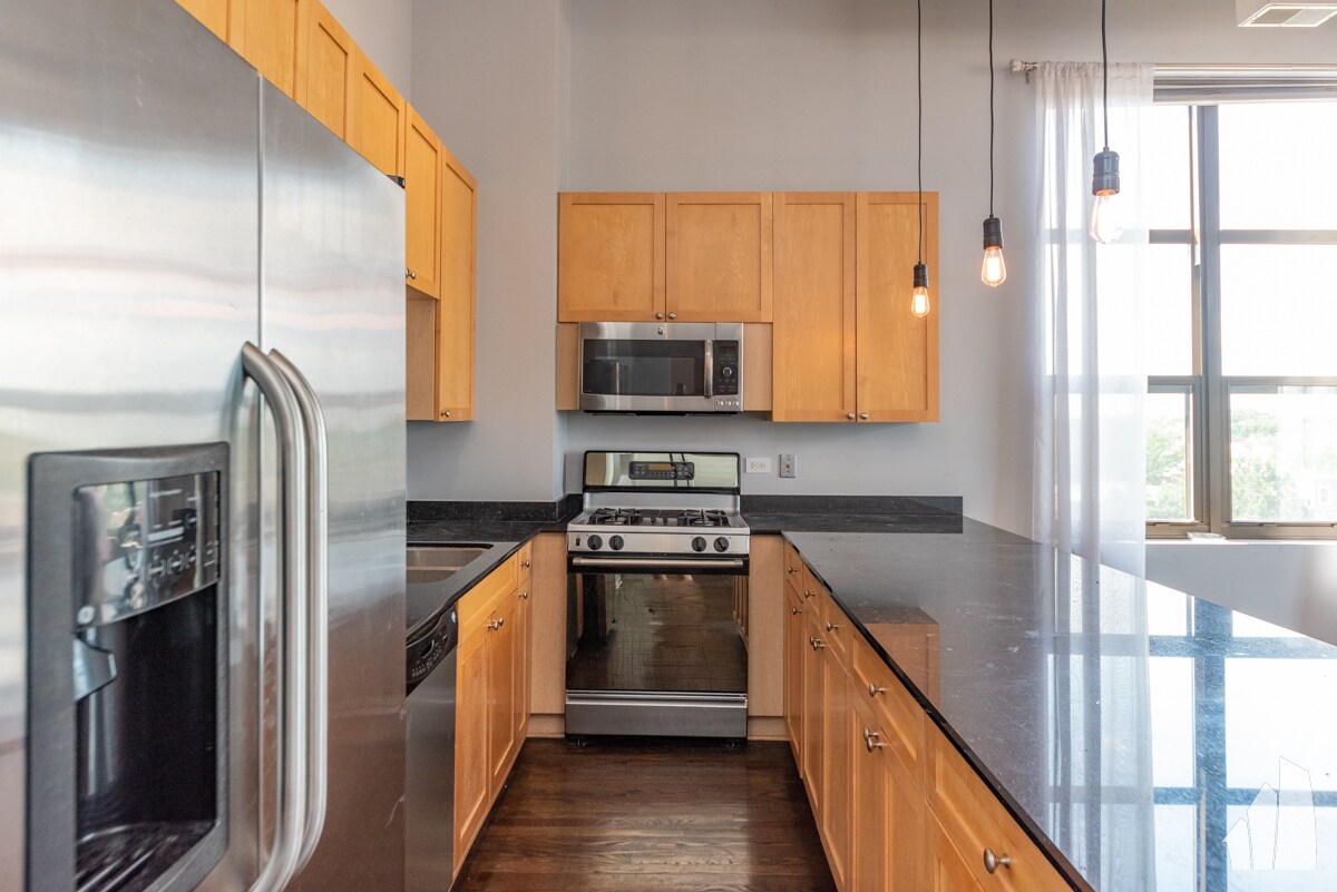 Building Photo - 1735 W Diversey Pkwy