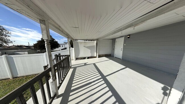 Building Photo - MOVE IN READY - 3 Bedroom 1 1/2 Bath Twin ...
