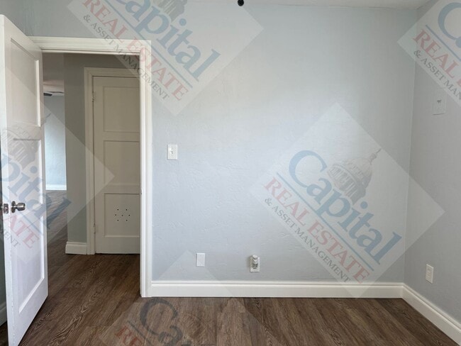 Building Photo - Charming 3 Bedroom