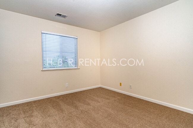 Building Photo - 803 Twin Oaks Dr