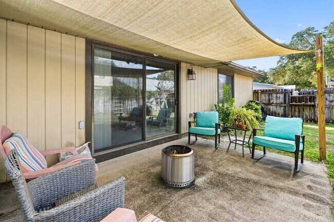 Building Photo - 206 Cedar Ridge Way