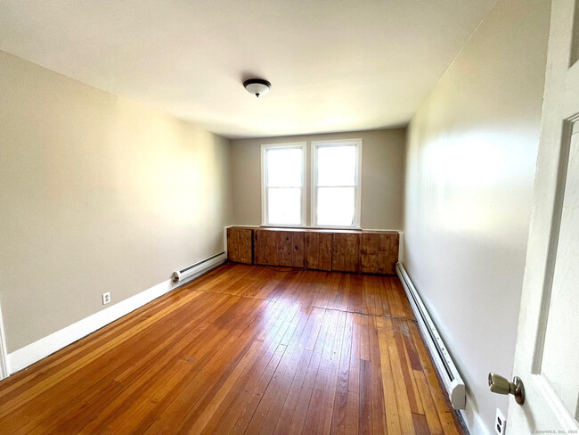 Building Photo - 21 Elm St