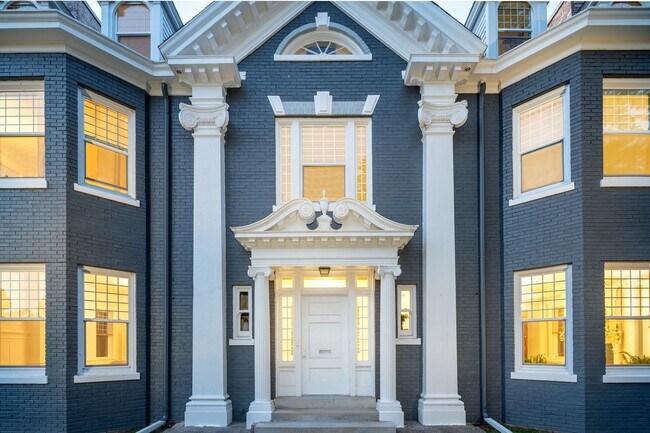 Building Photo - Beautiful 2 Bedroom/2 Bathroom First Floor Apartment in East Duluth Mansion - AVAILABLE JUNE!