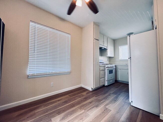 Building Photo - Charming and Bright Normal Heights Apartment