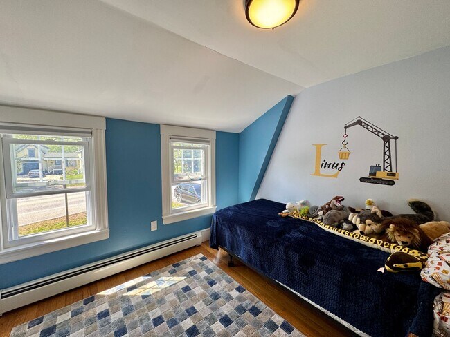 Building Photo - $3,900 - 3BD/2BA Single Family Home - Falmouth w/ Heated 2-Car Garage, W/D & Large Backyard! Avai...