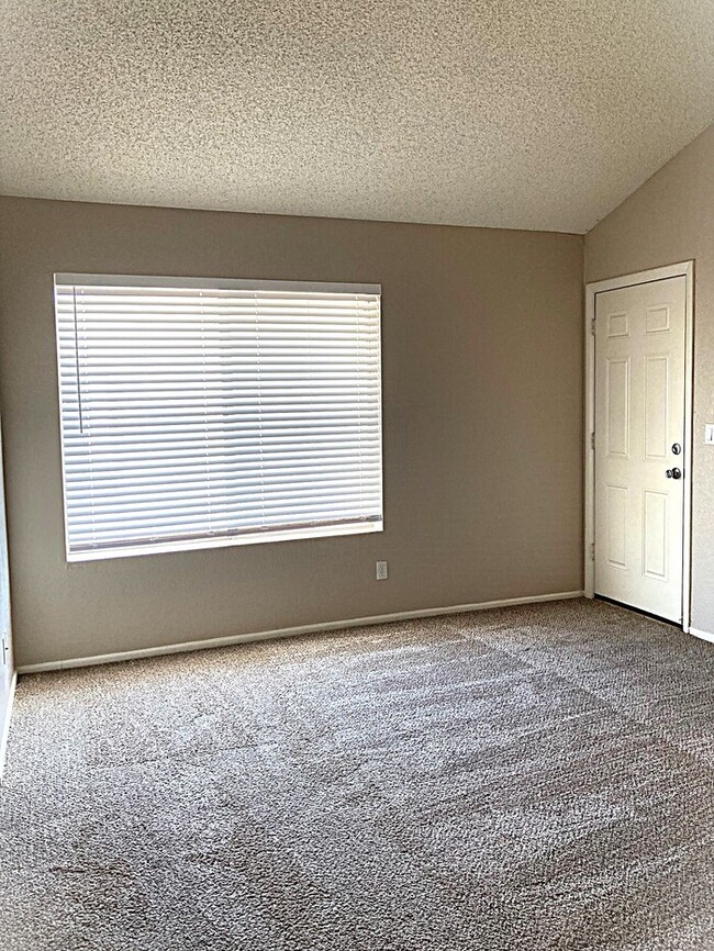 Building Photo - Beautiful 3-bedroom 2.5-bathroom condo